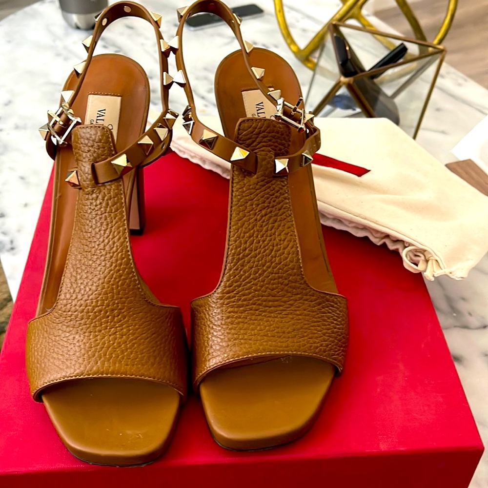 Valentino Garavani Rockstud Cutout Leather Block Heel Sandals in Brown - Size 38